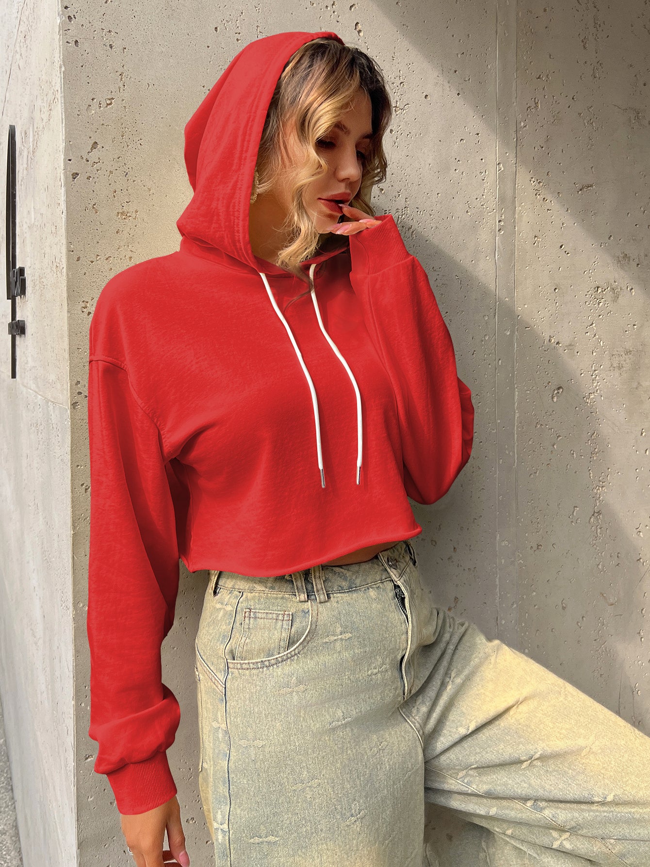 Bluza z kapturem, krótka, cienka, niezbędny element modnego ubioru(SS513)