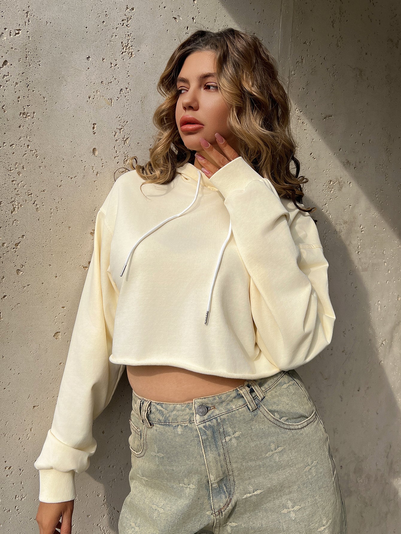 Bluza z kapturem, krótka, cienka, niezbędny element modnego ubioru(SS513)