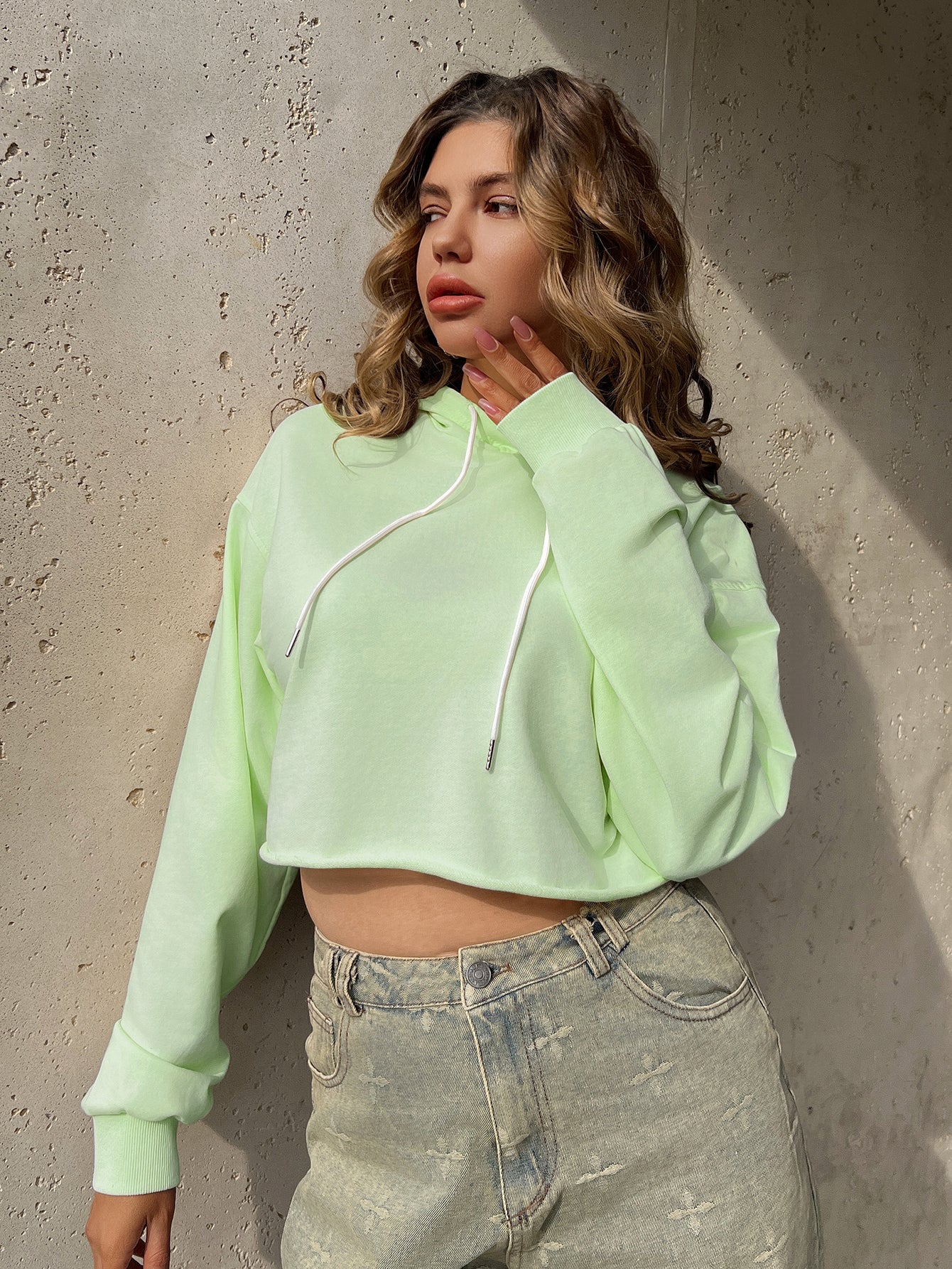 Bluza z kapturem, krótka, cienka, niezbędny element modnego ubioru(SS513)