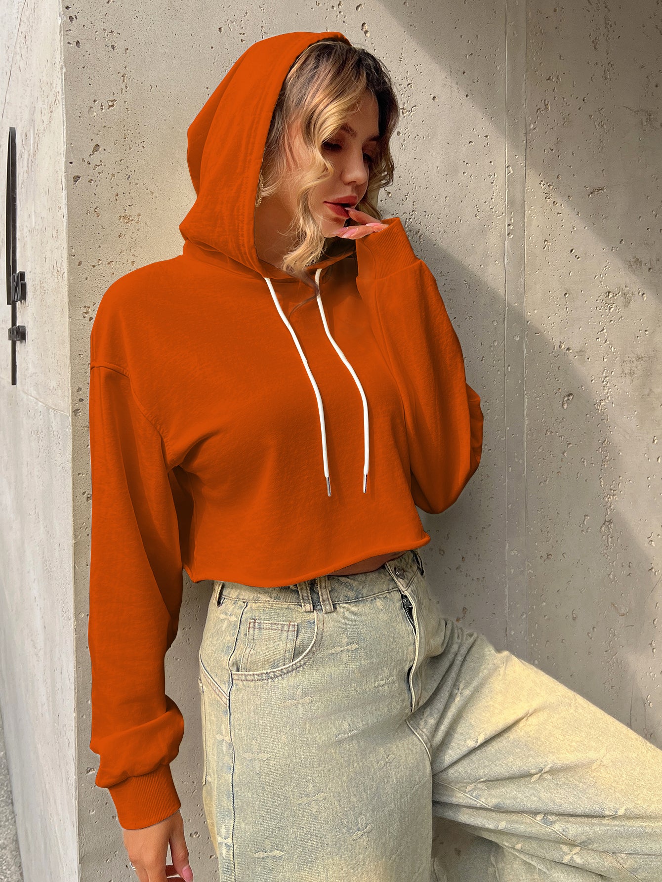 Bluza z kapturem, krótka, cienka, niezbędny element modnego ubioru(SS513)