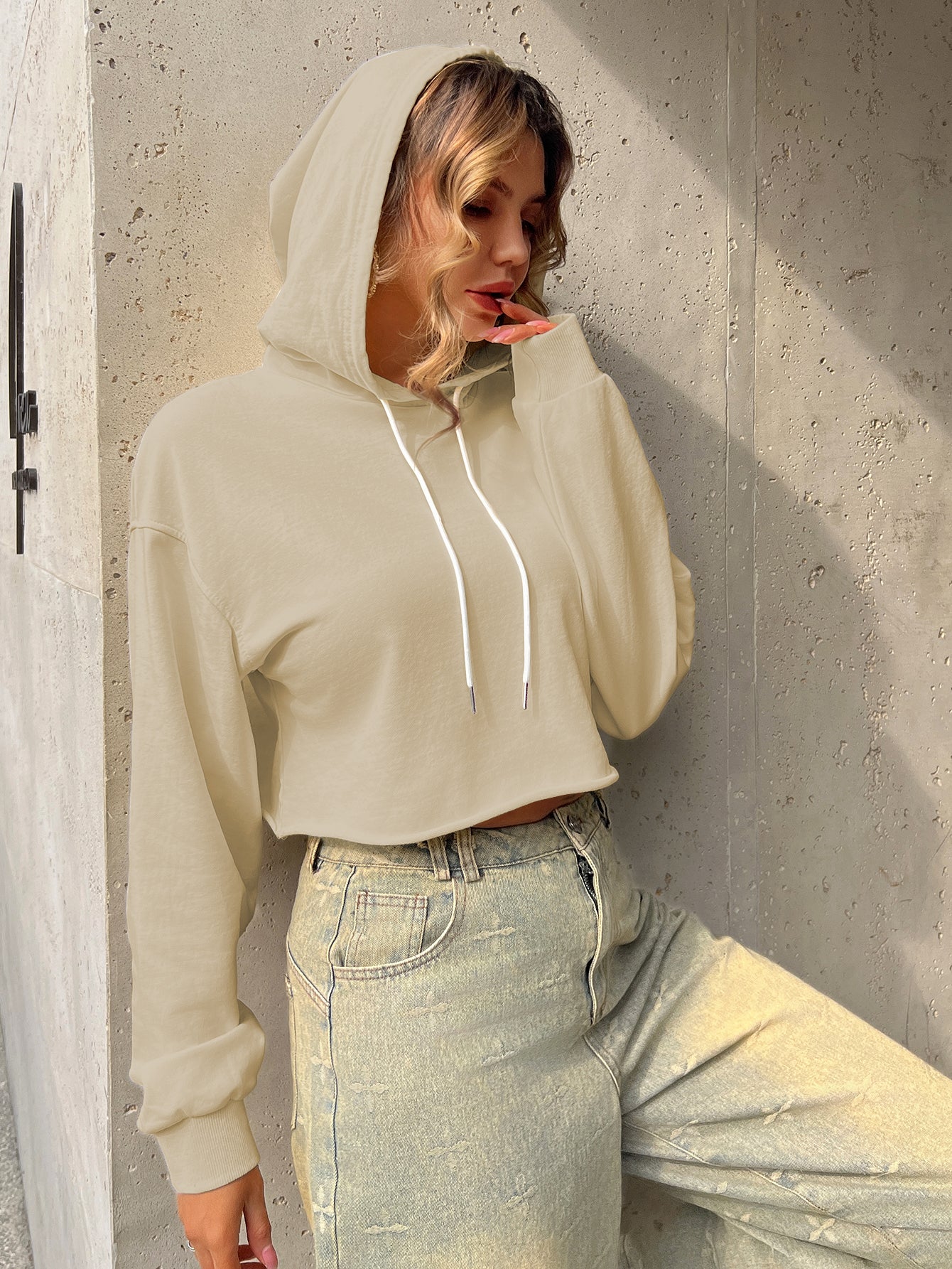 Bluza z kapturem, krótka, cienka, niezbędny element modnego ubioru(SS513)