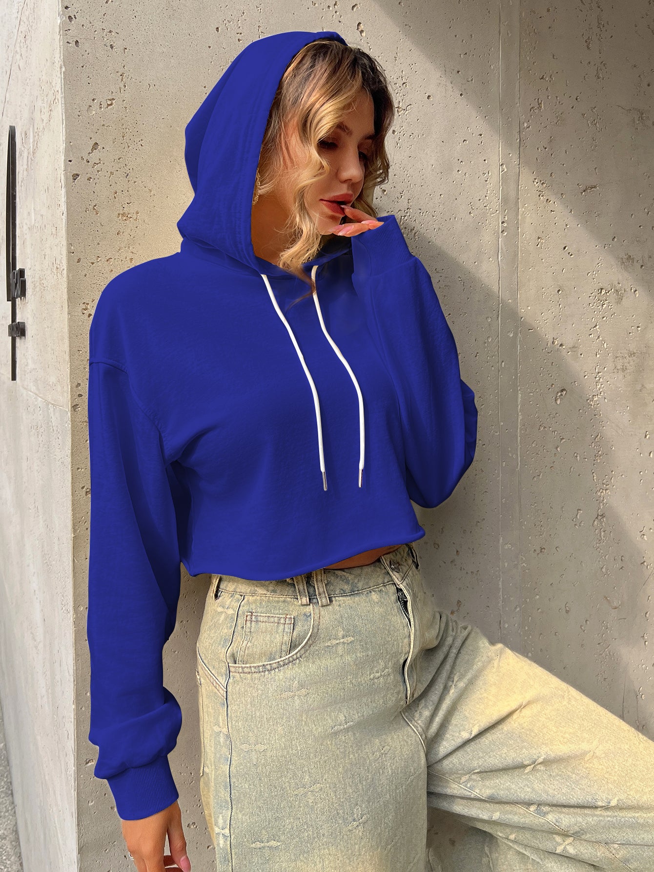 Bluza z kapturem, krótka, cienka, niezbędny element modnego ubioru(SS513)