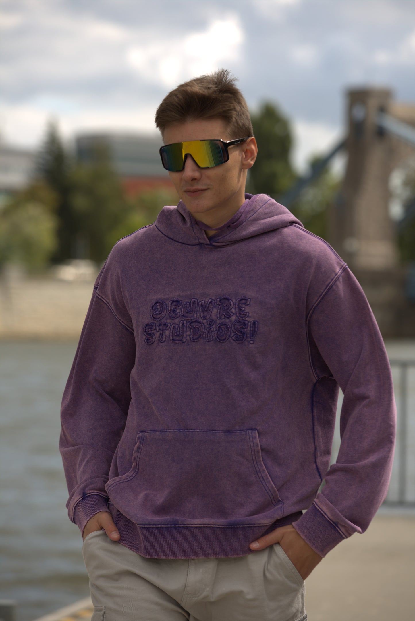 Bluza z "poszarpanym" logo
